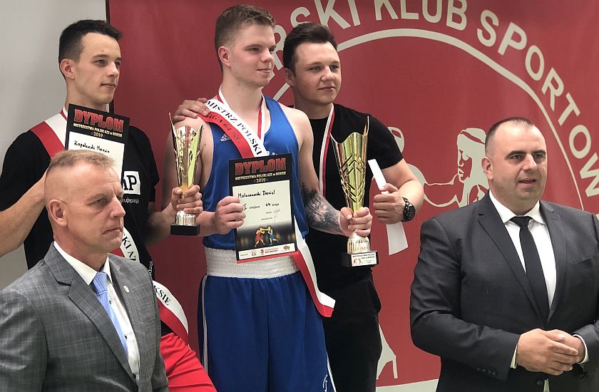 Dekoracje studentów podczas czwartych mistrzostw Polski AZS 2019 Łomża - boks olimpijski mężczyzn