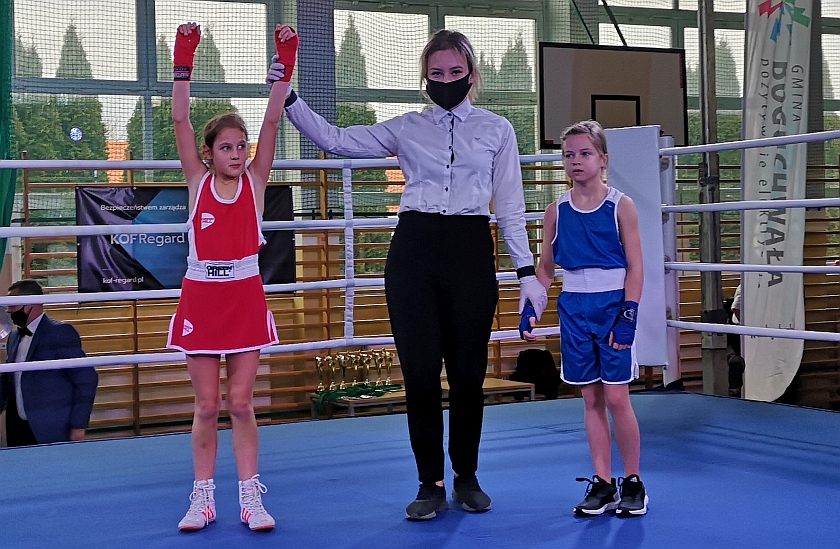 Nadia Skowronek (Akademia Bokserska Libiąż) vs Weronika Stachera (MBK Magic Boxing Brzesko)