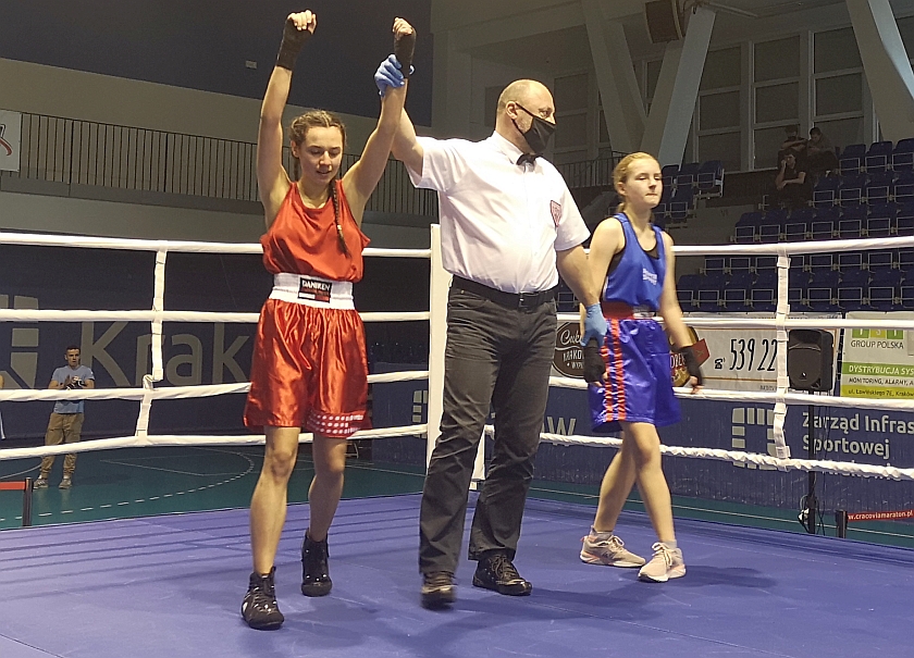 Natalia Świątek (Nowohucki Klub Bokserski) vs. Jagoda Piękosz (PTB Tiger Tarnów) PKT 3-0