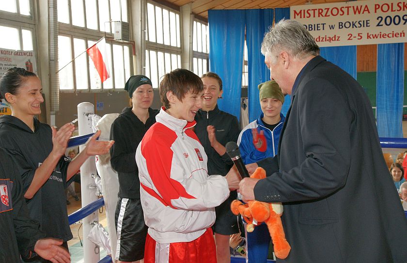 Karolina Michalczuk otrzymuje wyróżnieni od Kazimierza Kiczyńskiego na Mistrzostwach Polski w Grudziądzu